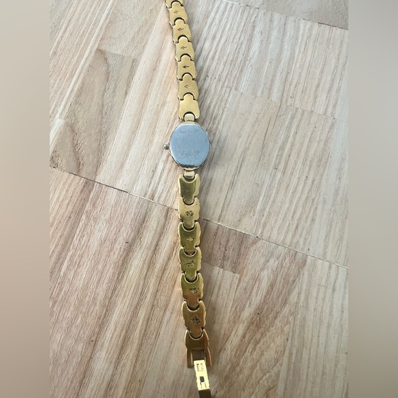 Bulova ladies oval gold tone dress watch NEW BATTERY - Picture 10 of 13